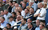 HLV Newcastle đối mặt án phạt vì đẩy ngã trọng tài