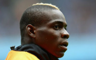 Video: Mario Balotelli ngang nhiên giật máy chụp hình của phóng viên nữ