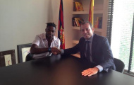 Alex Song đặt bút ký hợp đồng 5 năm với Barca