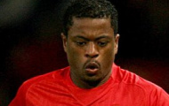 Video Premier League: Evra hai lần bị khán giả Everton ném bóng vào người
