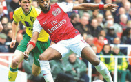 Alex Song ra đi vì thái độ xấu và lười biếng
