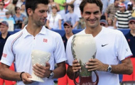 Video Cincinnati: Federer và Djokovic nhận cúp và rượu sau trận đấu