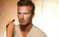 Becks bế con gái 'hộ tống' vợ đi mua sắm