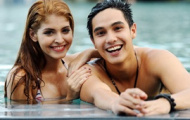 Hotgirl Andrea tình tứ với người yêu bên bể bơi