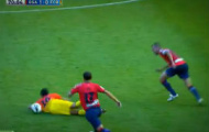 Video: Sergio Busquets ngã hài hước sau khi để mất bóng (Barcelona vs Osasuna)