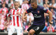 Fan Stoke dùng van Persie chế giễu Wenger