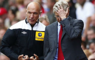 Vì các tân binh, Wenger cãi nhau với... cháu của Redknapp