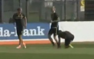Video: Lewandowski chơi khăm đồng đội