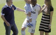 Video: Ngày đầu tiên Modric cùng vợ con tại Santiago Bernabeu