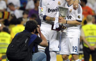Đồng đội tranh nhau chụp ảnh với Modric