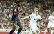 Thấy gì từ màn ra mắt của Luka Modric và Alex Song?