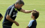 Jose Mourinho đài thọ cả đội bóng vì con trai