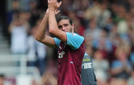 Andy Carroll nguy hiểm khi bật nhảy tranh bóng