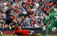 Liverpool 0-2 Arsenal: Podolski và Cazorla giúp Pháo Thủ 'thông nòng' đúng lúc
