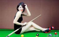 Ngắm người đẹp nóng bỏng mê hoặc bên bàn bi-a