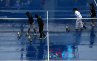 Trận Tứ Kết có sự góp mặt của Sharapova phải hoãn lại vì mưa