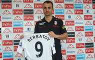 Fiorentina bắt Berbatov... trả vé máy bay