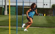 Video: Carles Puyol đeo mặt nạ ra sân tập