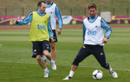 Hậu vệ Ramos đưa 'kình địch' Iniesta lên mây