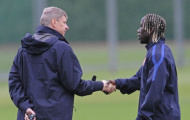 Wenger cảnh báo Sagna: Ra đi nếu không hài lòng!