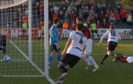 Video: Siêu phẩm của Bergkamp được tái hiện: Mark Griffin (Dundalk) v Drogheda