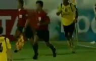 Video: CĐV ném cả lựu đạn thật vào sân