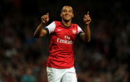 Wenger tính dùng Walcott trong vai trò trung phong