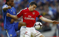 Cuộc chiến hàng công: Từ đôi giày bỏ lại của Drogba và van Persie