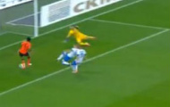 Video: Cú dứt điểm cận thành đi... ra ngoài của Luiz Adriano