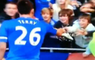Video: Terry tháo giày tặng fan nhí sau trận Arsenal 1-2 Chelsea
