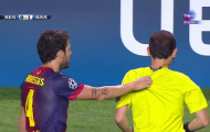 Cesc Fabregas tóm cổ trọng tài