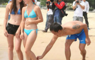 CHÙM ẢNH: “Hot girl bikini” làm quen các ngôi sao ĐT Việt Nam