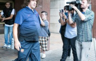 Video: Carles Puyol xuất viện với cánh tay gãy được bó bột giấu trong áo