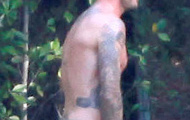 Becks mặc quần lót 'tồng ngồng' trên đồi