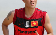 Công Vinh khoe cơ bắp ở bãi biển