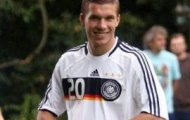 Video: Podolski nghịch ngợm 'tụt quần' đồng đội
