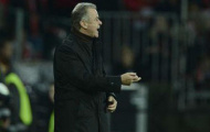 Giơ “ngón tay thối”, Hitzfeld đối mặt án phạt