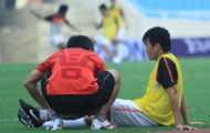 Minh Đức đổ gục xuống sân vì chấn thương gối