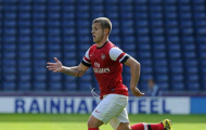 Jack Wilshere tiến gần hơn tới lối vào SVĐ Emirates