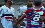 Video: Bị chơi xấu, cầu thủ bôi máu lên mặt đối phương