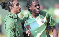 Alex Song bị giữ lại Cameroon vì lý do “quan liêu”