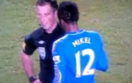 Video: Cận cảnh Mikel nói chuyện với trọng tài Mark Clattenburg