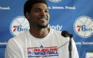 Andrew Bynum bị loại khỏi danh sách thi đấu trận mở màn của Sixers