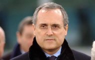 Chủ tịch Lazio rao bán Zarate
