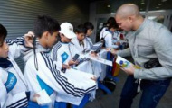 Video: Các cầu thủ Real Madrid ký tên tặng cho các fan nhí