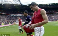 Đổi áo đấu với Persie, Santos bị CĐV Arsenal mắng nhiếc