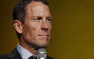Liên đoàn xe đạp quốc tế bị kiện vì Lance Armstrong