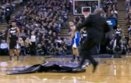 Video NBA: Sự cố hy hữu trong trận đấu tại Sacramento