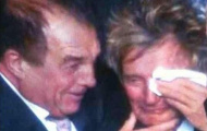 Ca sỹ Rod Stewart rơi nước mắt vì chiến thắng trọng đại của Celtic trước Barca