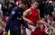 Cầu thủ Arsenal xin lỗi vụ xin áo của Van Persie